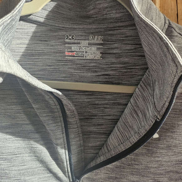 Under Armour Heathered Gray/Black Heat Gear Loose Performance Pullover - Picture 3 of 5
